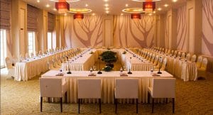 Phòng họp chữ U hướng sự tập trung vào một điểm cần thiết